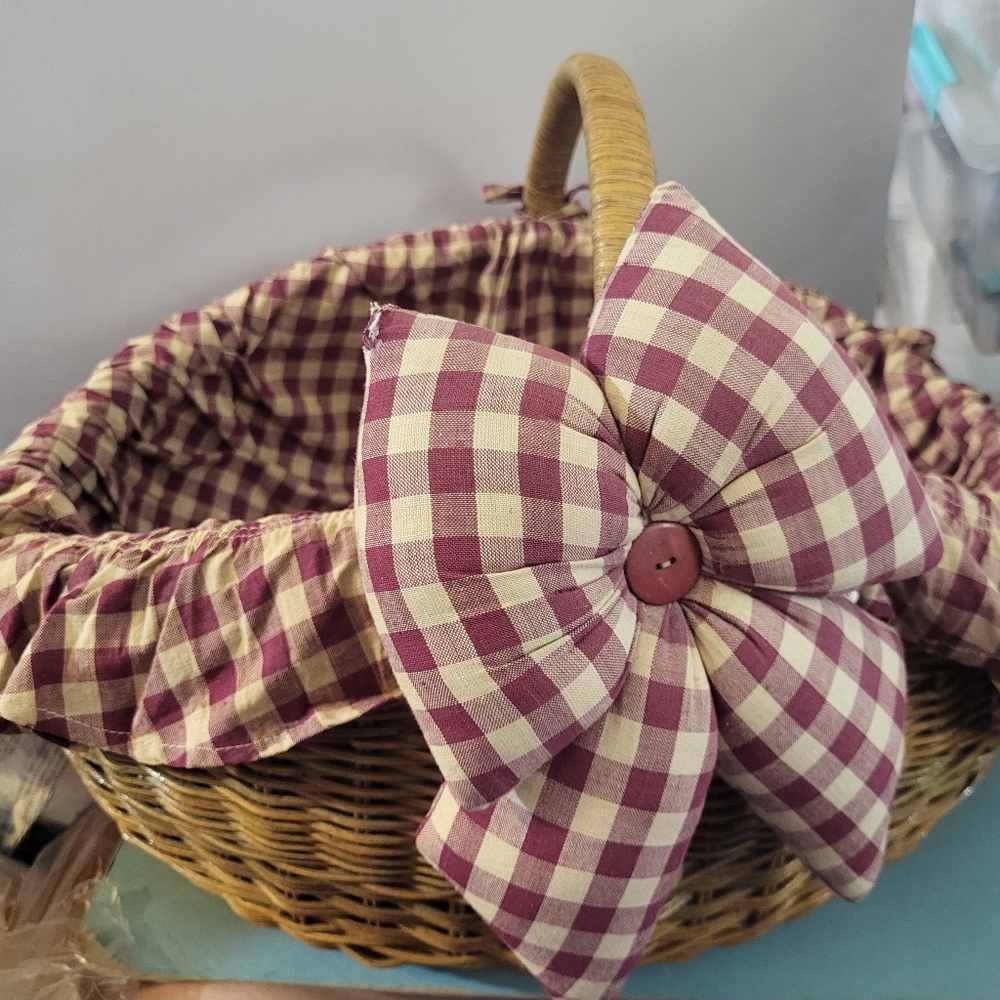 Vintage Wicker Basket with Plaid Ruffled Liner and Bow #170 - Picture 1 of 6
